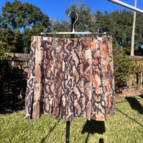 NWT ALICE + OLIVIA Carter Vegan Leather Snake Print Mini Skirt Size 8 - Picture 4 of 11